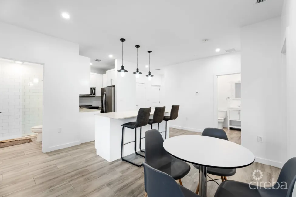 19 NORTH 3 BED CORNER UNIT WITH LAKE VIEW