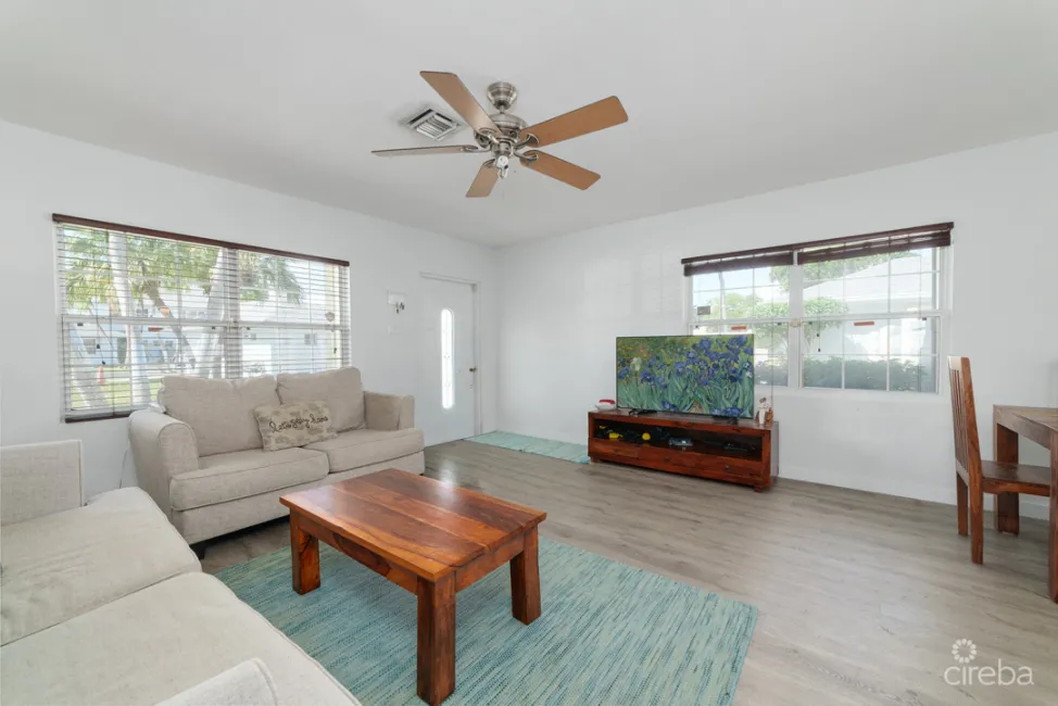 PALM SPRINGS SPACIOUS ONE BED - RARE FIND