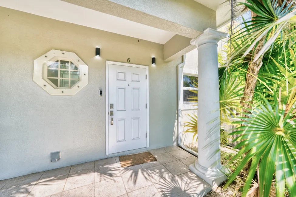 GLEN EDEN RENOVATED 2 BED END UNIT WITH ENCLOSED YARD