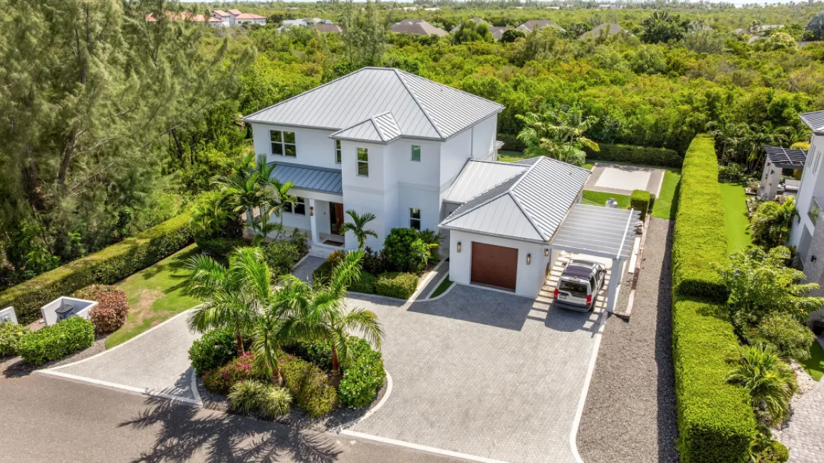 THE LAKES EXECUTUVE FAMILY HOME WITH POOL