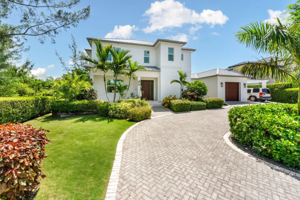 THE LAKES EXECUTUVE FAMILY HOME WITH POOL