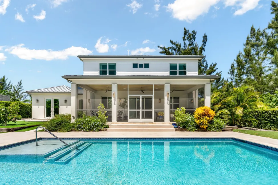 THE LAKES EXECUTUVE FAMILY HOME WITH POOL