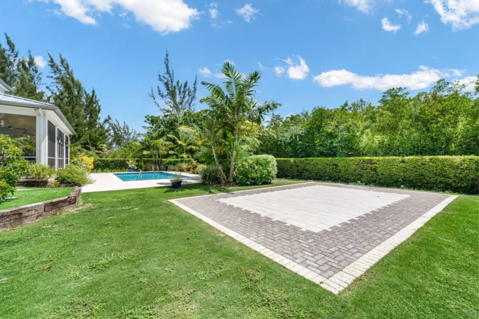 THE LAKES EXECUTUVE FAMILY HOME WITH POOL