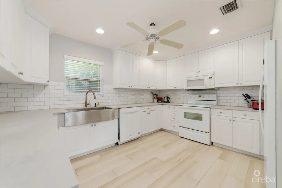 WINTERHAVEN BEACHFRONT 3 BED