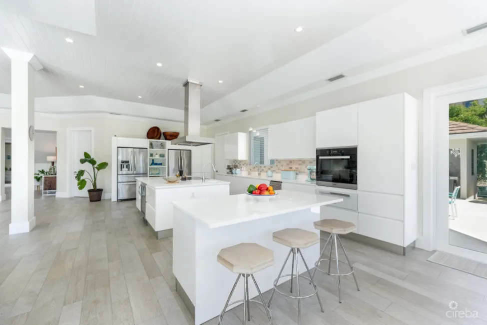 CHIARO DI LUNA, A LUXURY OCEAN FRONT ESTATE IN VISTA DEL MAR