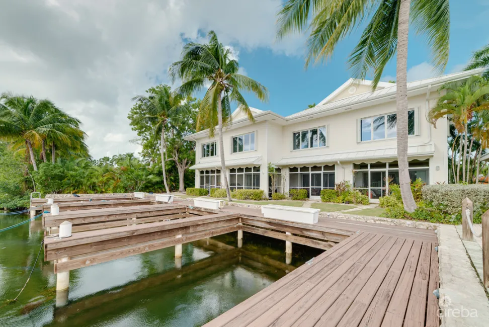 THE MOORINGS, STUNNING CANAL FRONT TOWNHOME, 3 BED 3.5 BATHROOM WITH GORGEOUS VIEWS OF THE CANAL